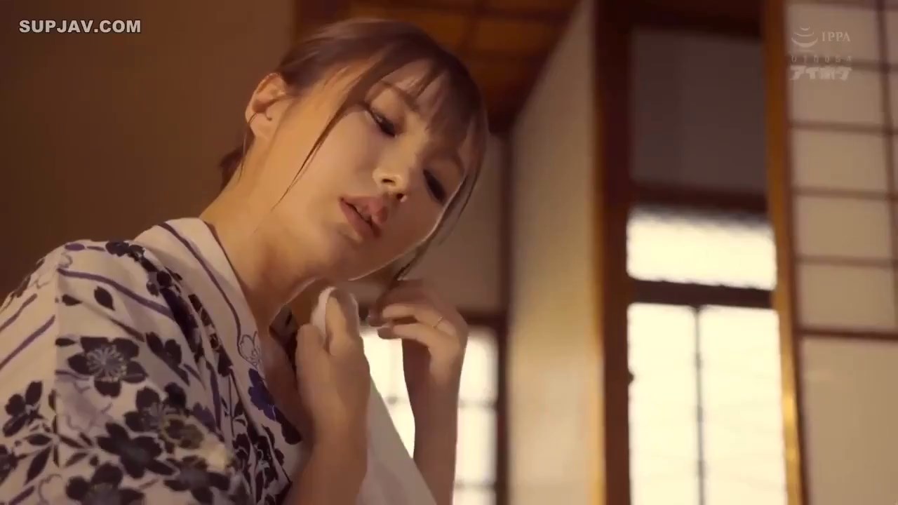 Yeni Evli Japon Gelin Evin Erkeklerine Hizmet Ediyor